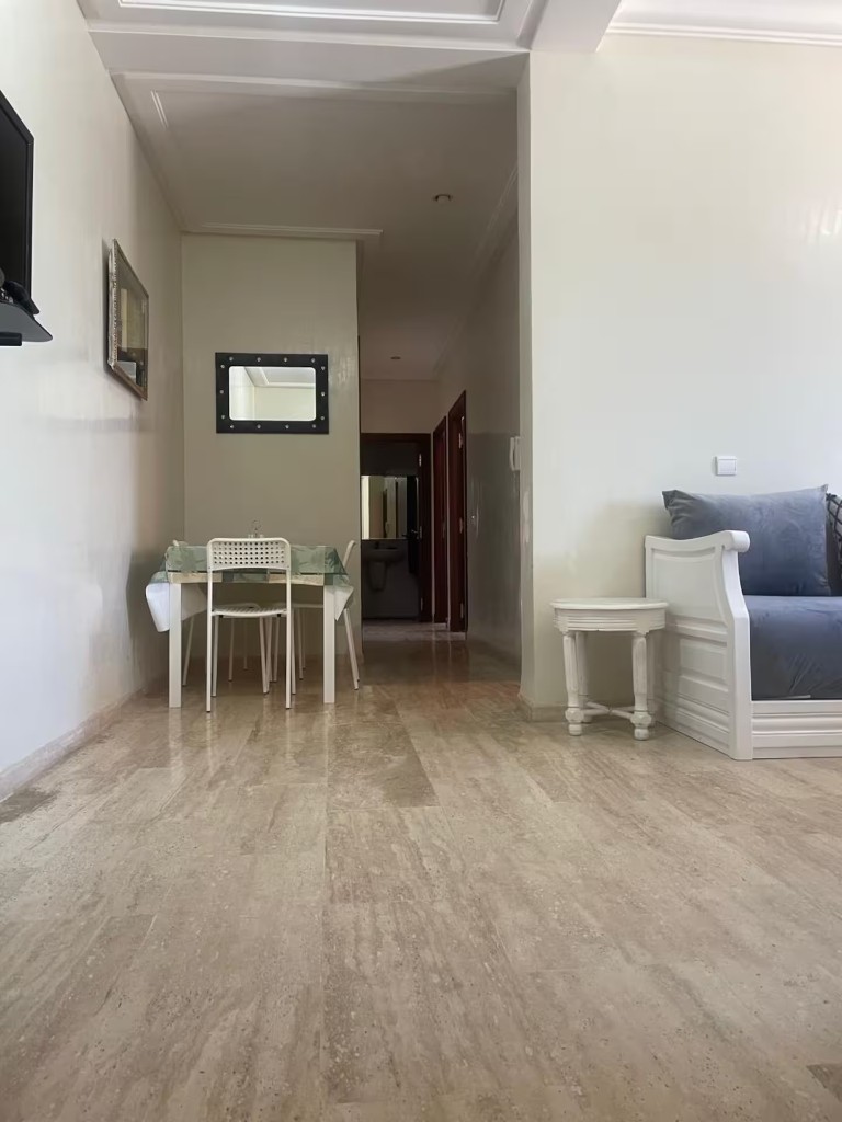 Salon lumineux avec carrelage marbre