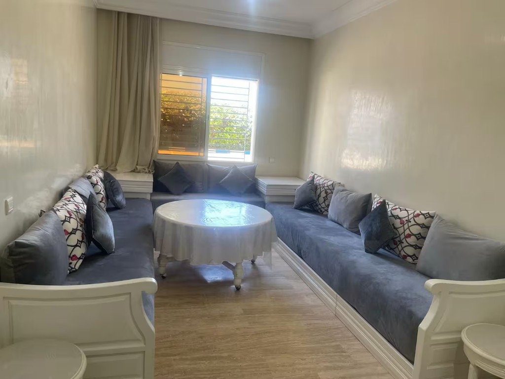 Salon marocain spacieux avec zellige